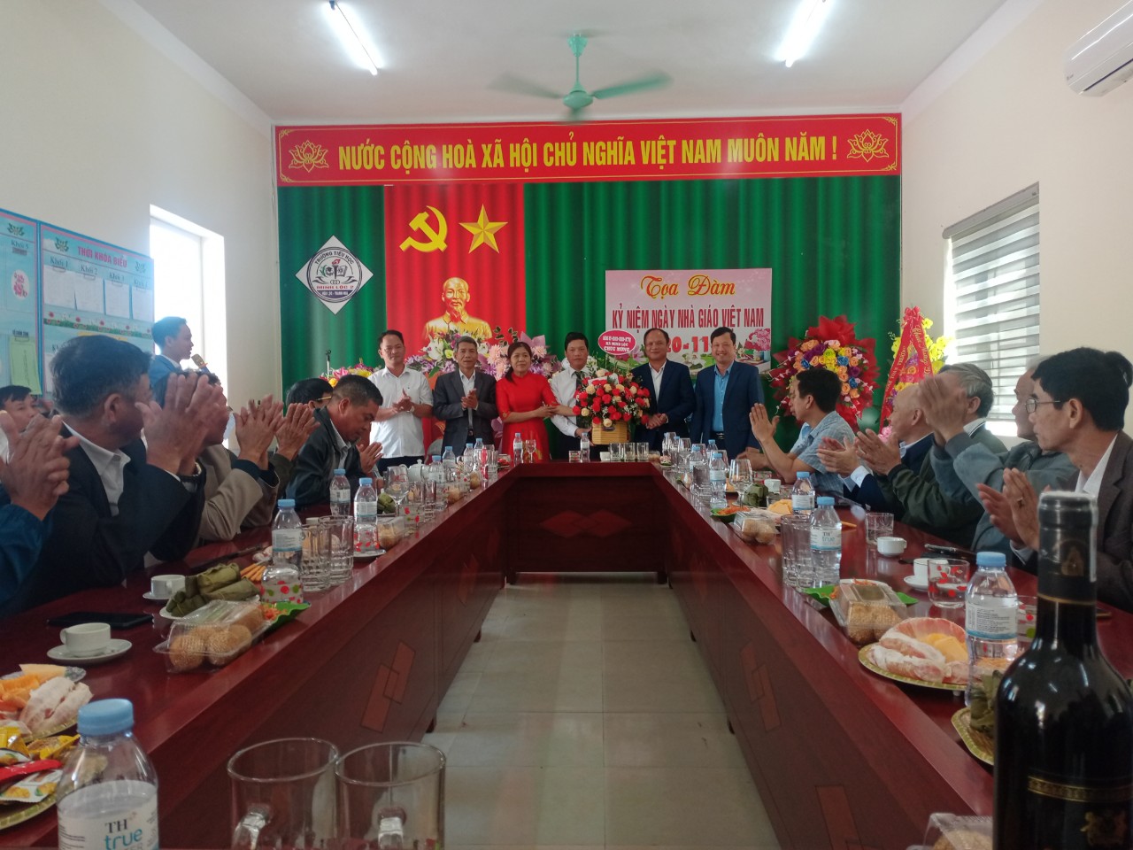 Lãnh đạo xã Minh Lộc cùng các ban, ngành và lãnh đạo các thôn chúc mừng Ngày Nhà giáo Việt Nam tại 4 Nhà trường  trên địa bàn xã. 
