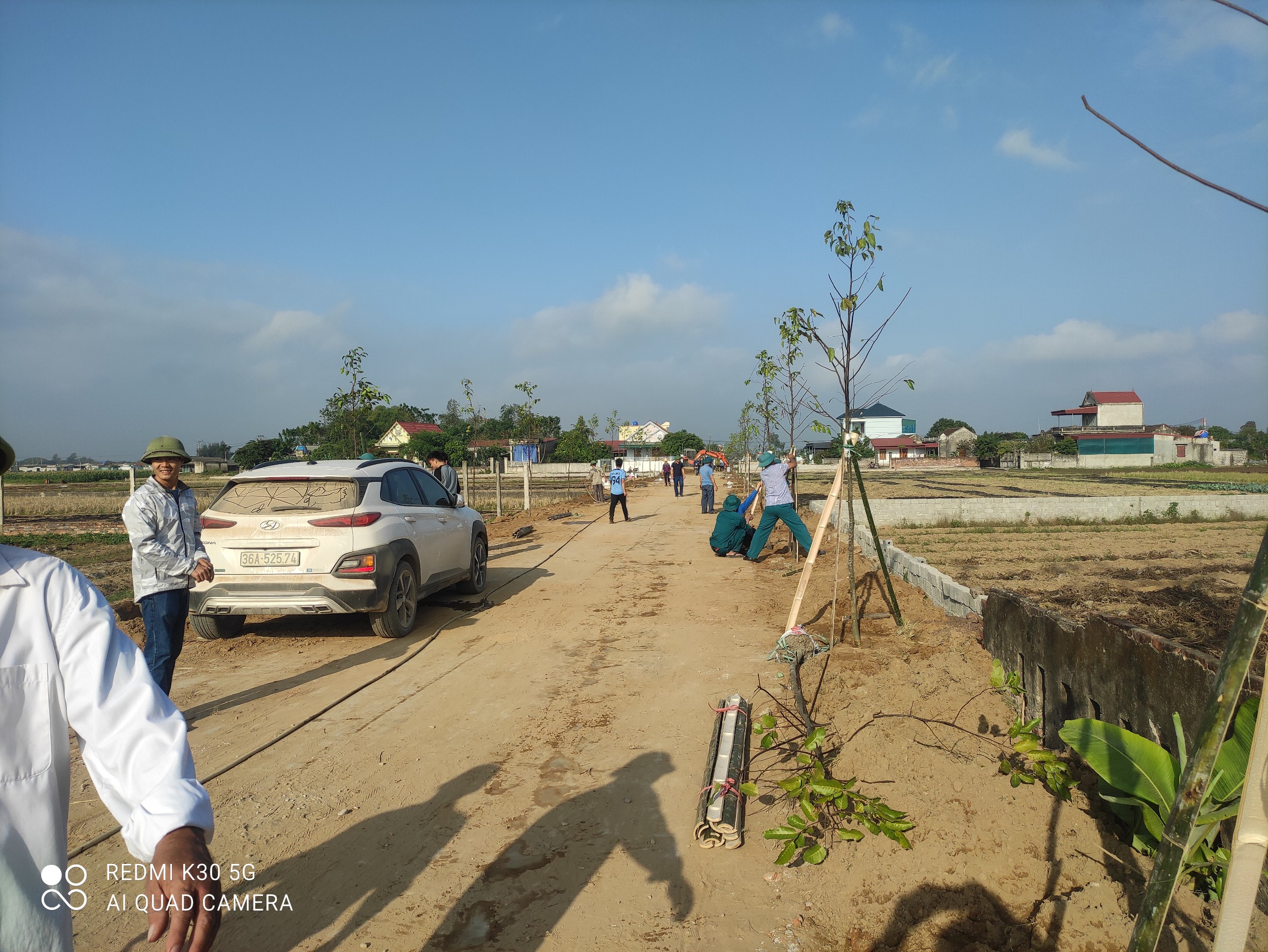 Xã Minh Lộc tổ chức trồng cây bóng mát khu vực nghĩa trang Cồn Đám và ra quân tổng vệ sinh môi trường